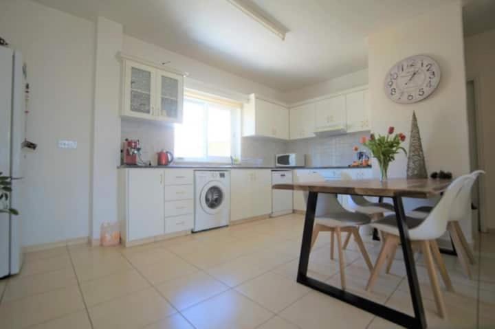 Sunshine Spacious Apartment Paphos
